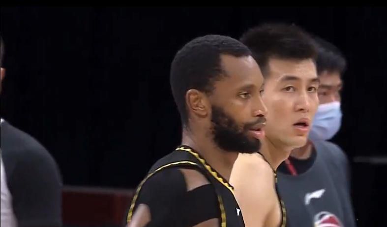 贾玲被观众催婚催生 高情商回复化解尴尬 2021-02-22 近日，《你好，李焕英》导演贾玲携主创到成都路演，与观影后的观众聊天互动。