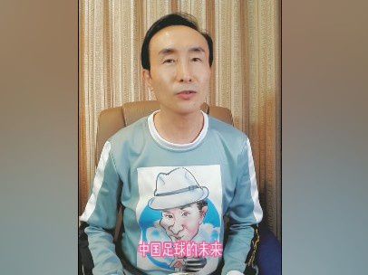 当天，“甜茶”和艾莎在泳池戏水，两人时而低头耳语，时而激情热吻，表情甜蜜，寸步不离，十分亲腻。