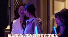 照片中，木村光希身穿亚麻色连衣裙，一头长卷发柔美慵懒，充满森系少女感。